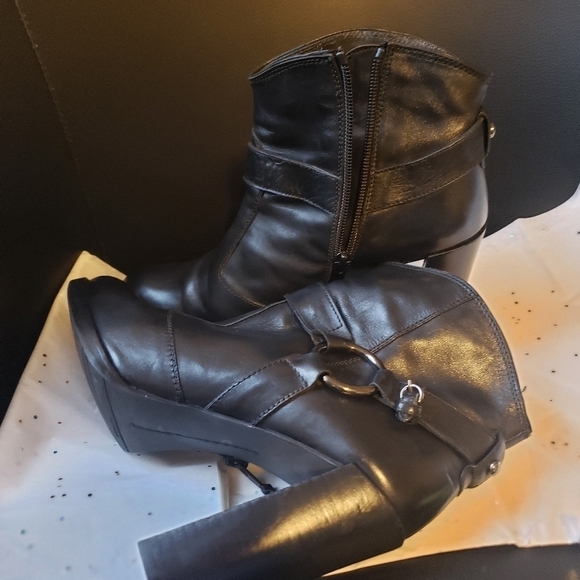 HP. Stuart Weitzman Leather Bootie - Picture 9 of 16